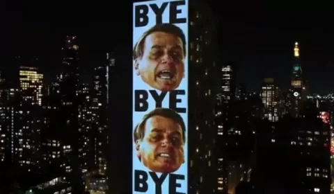 Projeção em Nova York dá 'adeus' a Bolsonaro em diferentes idiomas
