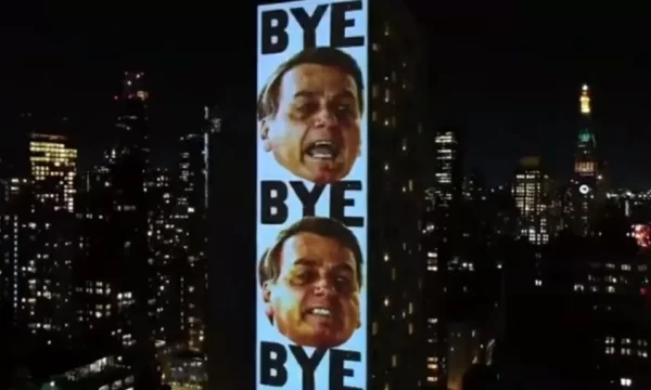 Projeção em Nova York dá 'adeus' a Bolsonaro em diferentes idiomas