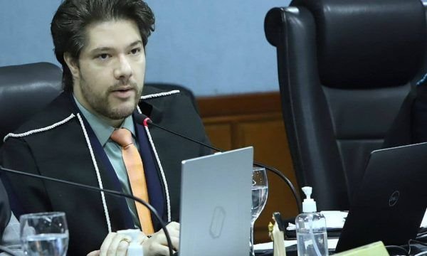 TCE-AM aprova bloqueio de bens de prefeito de Eirunepé por descumprir decisão e manter show