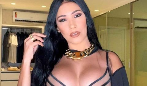 Vídeo: De vestido recortado, Simaria deixa parte íntima à mostra