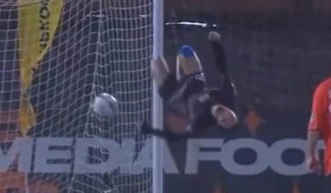 VÍDEO: Russo cobra pênalti com salto mortal e viraliza