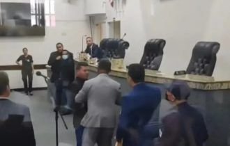 Vídeo: Vereadores trocam socos durante sessão da Câmara Municipal