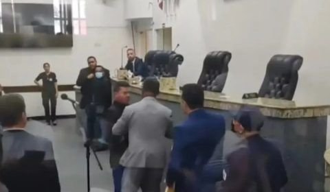 Vídeo: Vereadores trocam socos durante sessão da Câmara Municipal