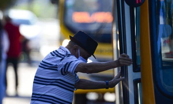 Gratuidade no transporte público é aprovada para idosos em São Paulo