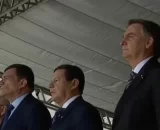 Após reclusão, Bolsonaro participa de evento militar
