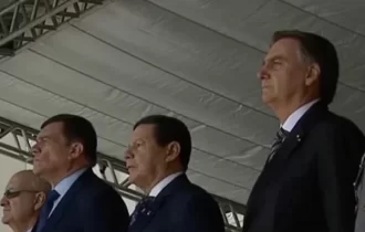 Após reclusão, Bolsonaro participa de evento militar