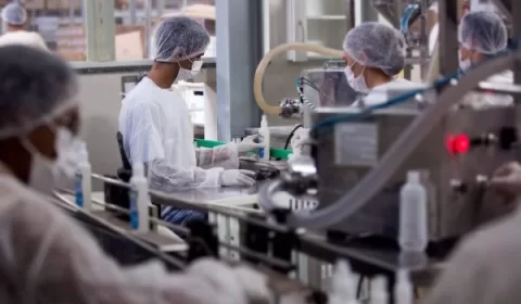 Atividade e emprego na indústria caem em outubro, diz CNI