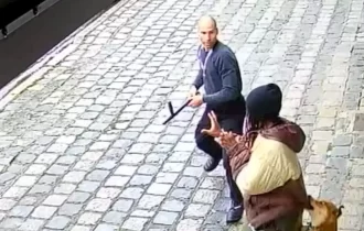 Câmeras flagram homem agredindo negros com cassetete e cão