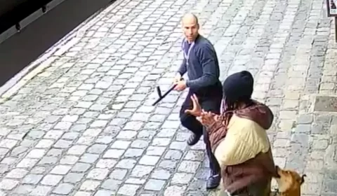 Câmeras flagram homem agredindo negros com cassetete e cão