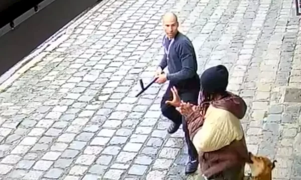 Câmeras flagram homem agredindo negros com cassetete e cão