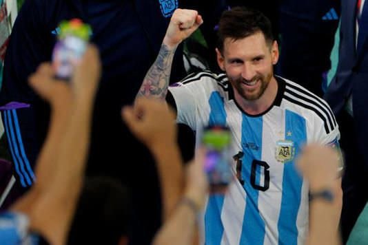 Canelo se irrita com Messi por ‘pisar’ em camisa do México: ‘Peço a Deus que eu não o encontre’