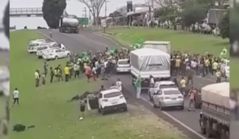 Carro atropela manifestantes durante bloqueio em estrada em Mirassol (SP); veja vídeo