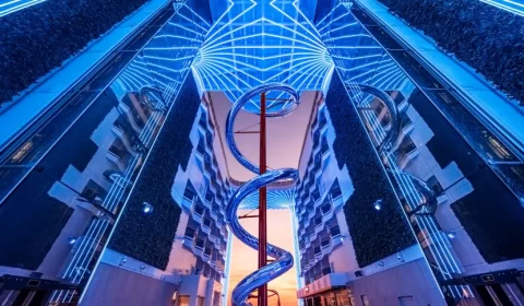 Com altura de 11 andares, novo navio tem maior escorregador de uma embarcação do mundo