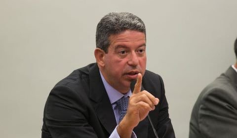Com defesa do orçamento secreto, Lira ganha apoios para reeleição na Câmara