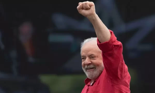 Com Lula, o que esperar para Auxílio Brasil, salário mínimo e gasolina?