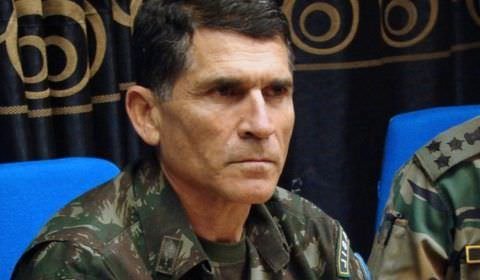 General Santos Cruz, ex-aliado de Bolsonaro, critica silêncio sobre bloqueios