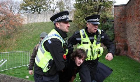 Homem é detido após ovos serem atirados no rei Charles na Inglaterra