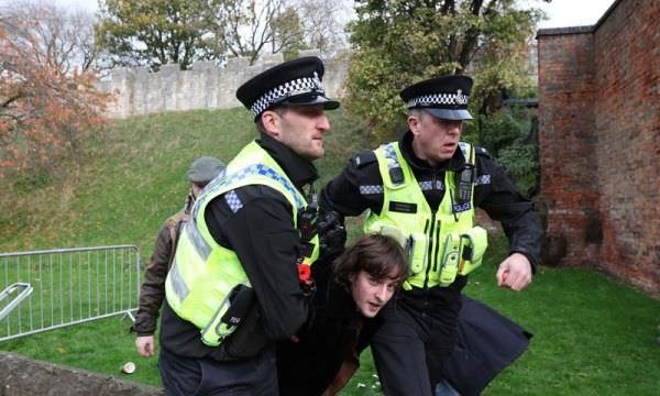 Homem é detido após ovos serem atirados no rei Charles na Inglaterra