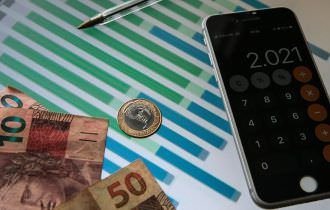 IBGE revisa queda do PIB de 2020 para 3,3%