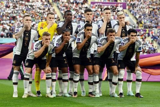 Jogadores da Alemanha tapam a boca durante foto oficial em meio a polêmica sobre braçadeiras
