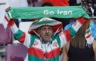 Jogadores do Irã são vaiados por não cantar hino