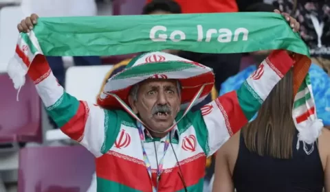 Jogadores do Irã são vaiados por não cantar hino
