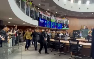 Manifestantes invadem plenário da Assembleia Legislativa contra taxação do agro. VÍDEO