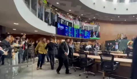 Manifestantes invadem plenário da Assembleia Legislativa contra taxação do agro. VÍDEO