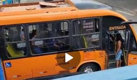 Momento de terror: bandidos tocam fogo em ônibus