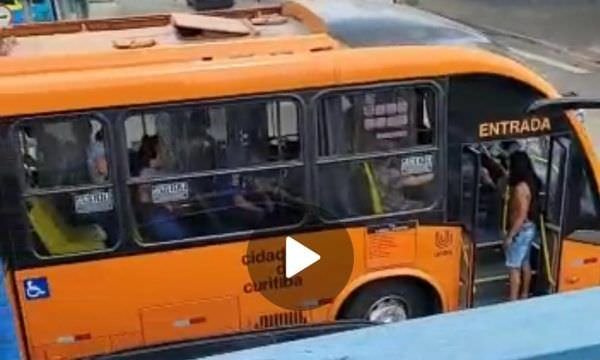 Momento de terror: bandidos tocam fogo em ônibus