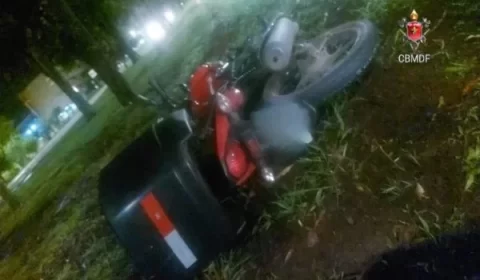 Motociclista de 22 anos morre após bater em poste