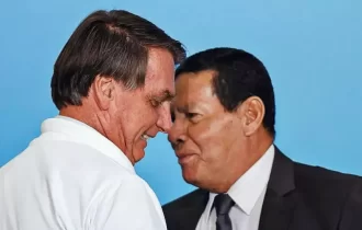 Mourão nega que vá passar a faixa a Lula: 'Não sou o presidente'