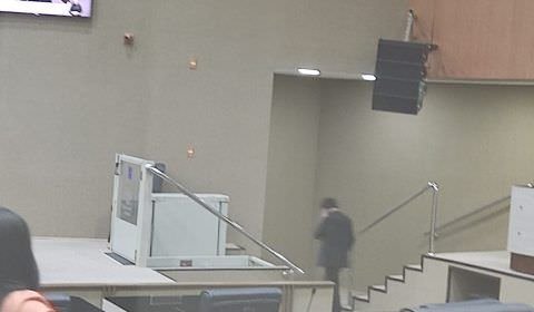 ‘Nada pessoal’: Amom deixa plenário no momento da fala de Rodrigo Guedes