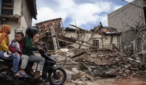 Número de mortos em terremoto na Indonésia passa de 250