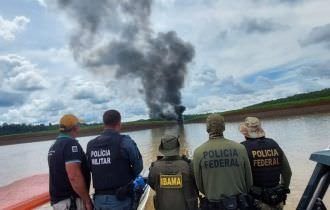 Polícia Federal destrói balsa destinada ao garimpo ilegal e apreende uma lacha de propriedade de garimpeiros no Amazonas