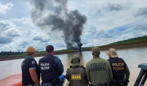 Polícia Federal destrói balsa destinada ao garimpo ilegal e apreende uma lacha de propriedade de garimpeiros no Amazonas