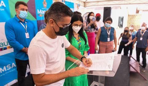 Prefeito David Almeida assina ordens de serviço para construção de duas UBSs de grande porte