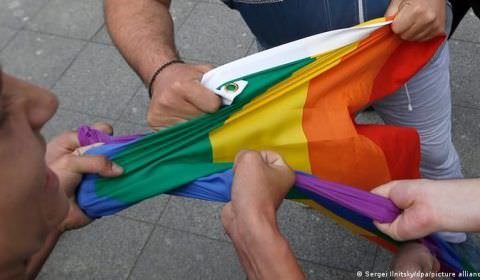 Rússia aprova projeto mais severo contra população LGBTQ