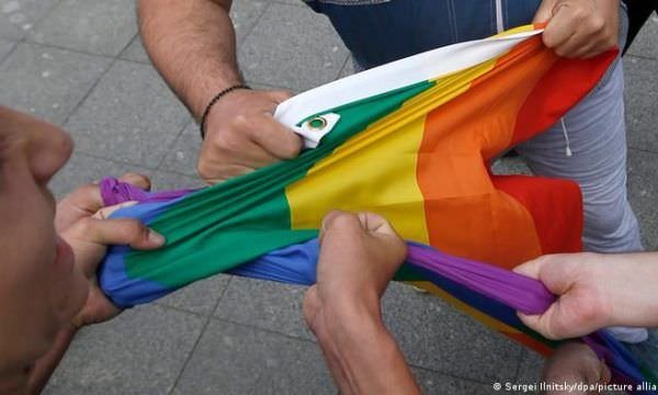 Rússia aprova projeto mais severo contra população LGBTQ