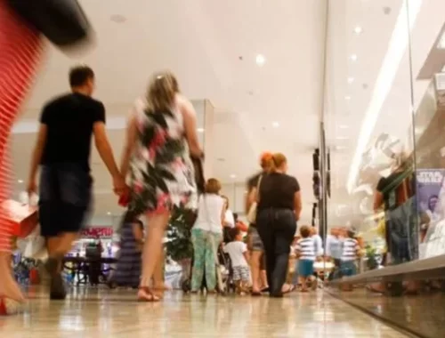 Varejo fecha primeiro semestre em queda de 2,2%, apesar de reação no segundo trimestre, aponta IICV