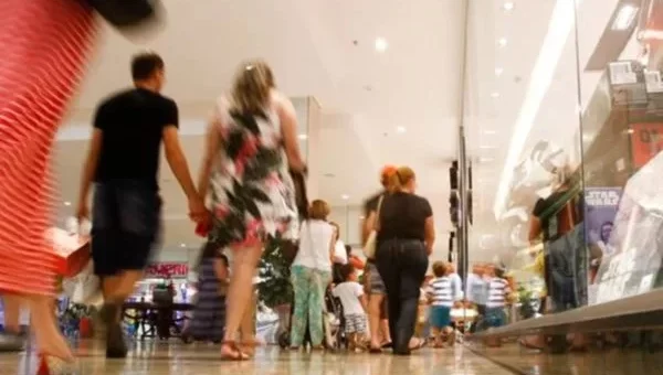 Varejo fecha primeiro semestre em queda de 2,2%, apesar de reação no segundo trimestre, aponta IICV