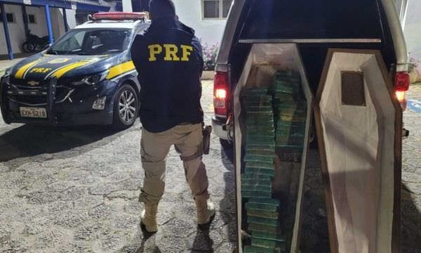 Vídeo: PRF apreende 50 kg de crack em caixão funerário