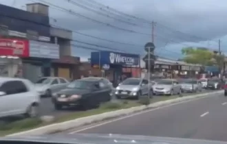 VÍDEO: Protesto de bolsonaristas causa trânsito caótico em Manaus
