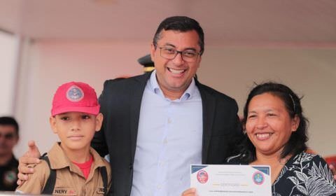 Wilson Lima entrega certificados para bombeiros mirins formados no Amazonas