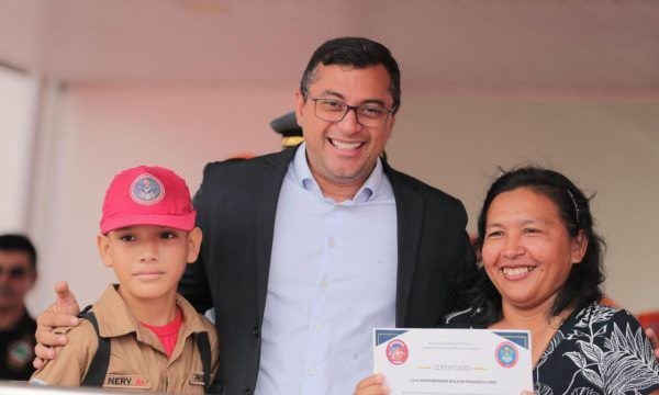 Wilson Lima entrega certificados para bombeiros mirins formados no Amazonas