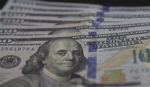 Dólar cai para R$ 4,85 e atinge menor valor do ano