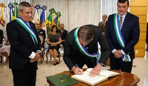 Aliados próximos tentam convencer Bolsonaro a passar faixa a Lula