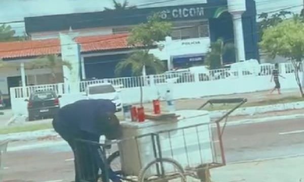Ambulante é flagrado ‘enchendo’ água para venda de caixa de isopor