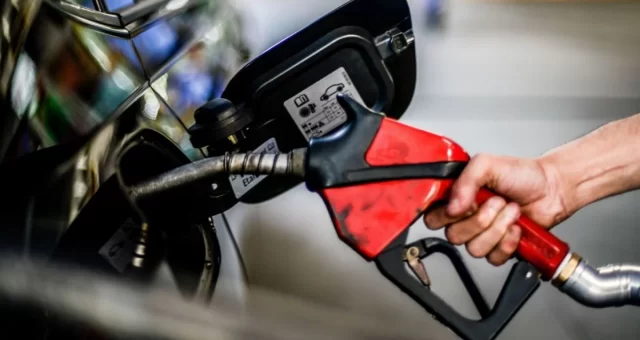 Governo fixa subvenção à gasolina em R$ 0,44 por litro