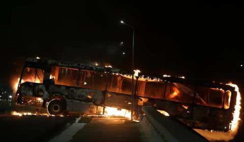 Bolsonaristas tentam invadir PF e queimam ônibus em Brasília; polícia cerca hotel de Lula